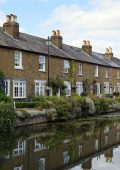 A row of houses sitting on the side of a canal